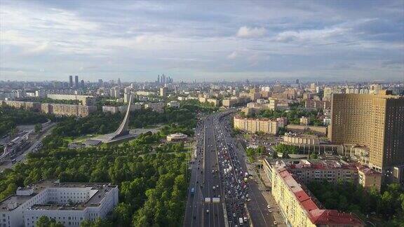 俄罗斯晴天莫斯科城市风景交通前景米拉空中全景4k