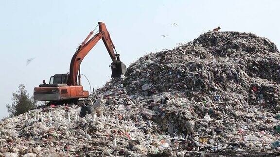 垃圾车在垃圾填埋场运送垃圾污染全球变暖