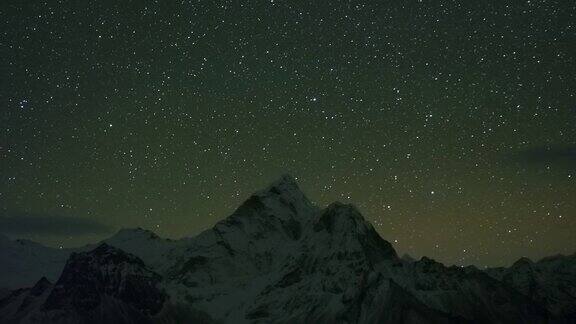 阿玛达布兰山的夜空尼泊尔的喜马拉雅山脉间隔拍摄
