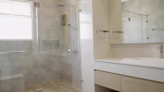 现代设计的家庭浴室浴室白色卫生洁具在建设中