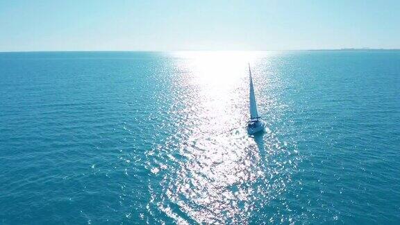 鸟瞰图在公海上航行的游艇帆船从上面的游艇在有风的日子里划船
