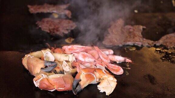 煮熟的新鲜螃蟹和虾冒着热气