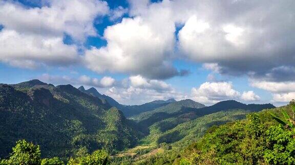 4K延时:夏天的风景在山脉和蓝天