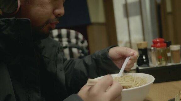 在日本吃传统食物的嬉皮士