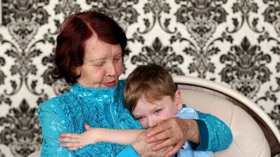 快乐的奶奶拥抱她的孙子