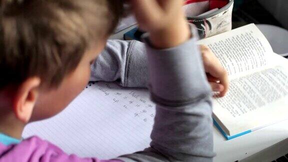 男孩在卧室里努力写作业