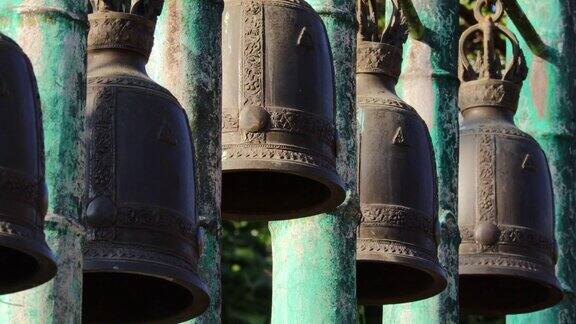 泰国一座佛教寺庙里悬挂的传统佛教铜钟的特写