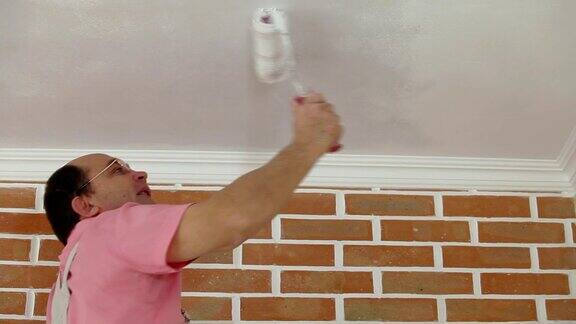 使用油漆滚筒的房屋油漆工
