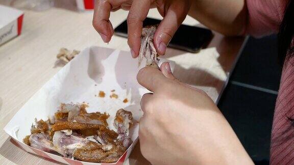 亚洲女人喜欢在服务店吃炸鸡肯德基是世界著名的美国快餐店健康