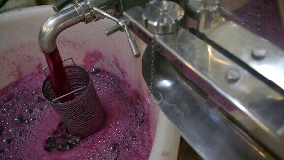 发酵过程中的葡萄酒混合