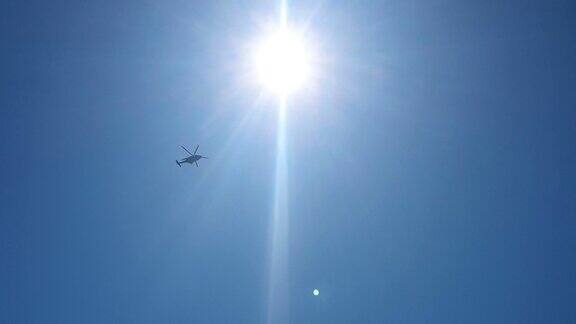 直升机飞过太阳和天空
