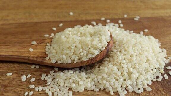 用木勺盛生米饭