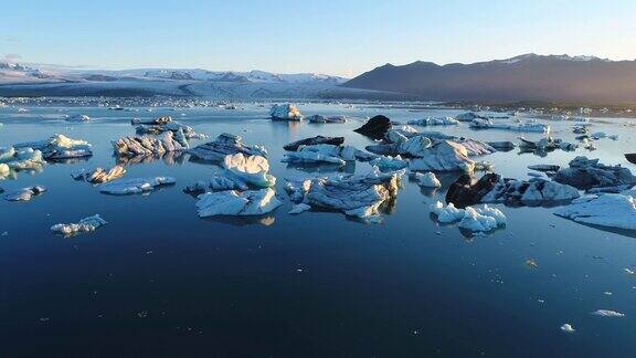 4K空中电影飞越冰川碎片泻湖冰岛Jokulsarlon