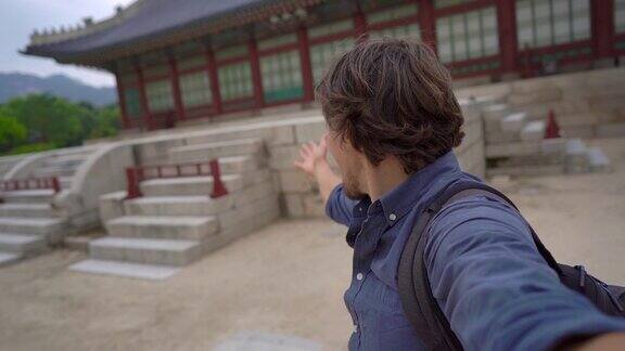 韩国首尔一名年轻游客参观一座古老的宫殿去韩国旅游Slowmotion拍摄