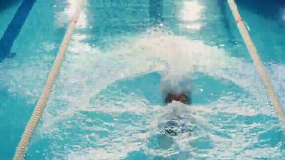 男子游泳比赛用蝶式赢得冠军空中跟踪镜头
