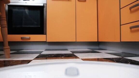 机器人吸尘器在厨房清洁地板