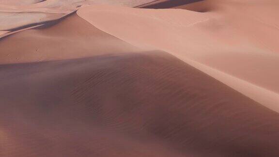 奈米-诺克鲁夫特国家公园内沙丘上吹沙的4K静态镜头