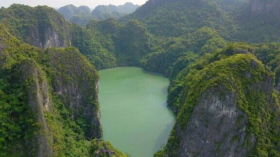 航拍下龙湾国家公园在越南由成千上万的小和大石灰岩岛屿组成去越南旅游