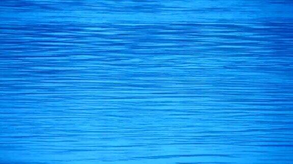 蓝色的水