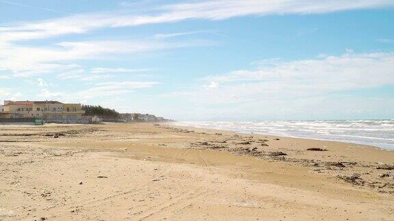 白色的沙子在大海的大岸边