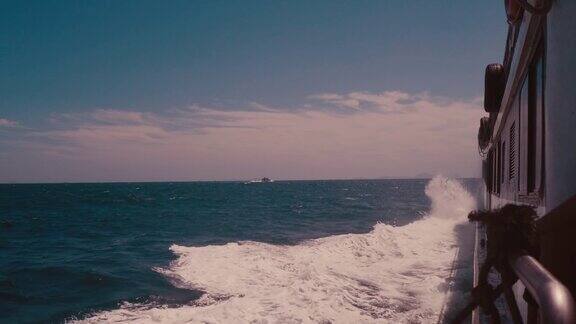公海上的大型游轮波浪拍打着船舷