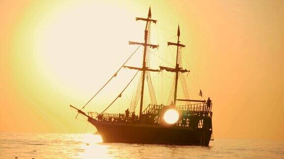 美丽的日落这艘船在日落时航行在海上的船上行走日落时船的剪影