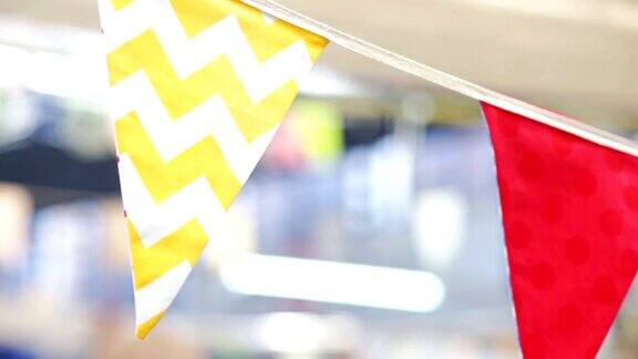 图片:模糊背景的黄色之字旗和红旗装饰的节日
