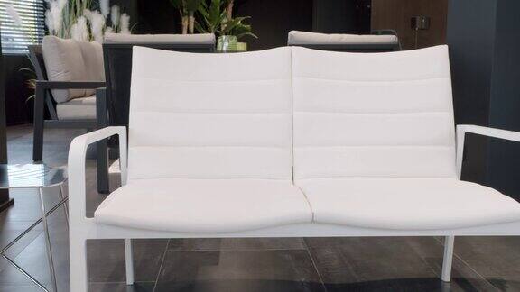 现代白色椅子豪华别墅夏季和阳台极简家具