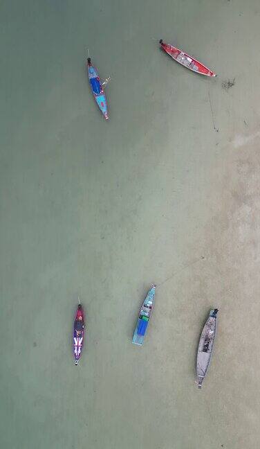 一群捕鱼摩托艇缓缓漂浮在帕岸岛的水面上