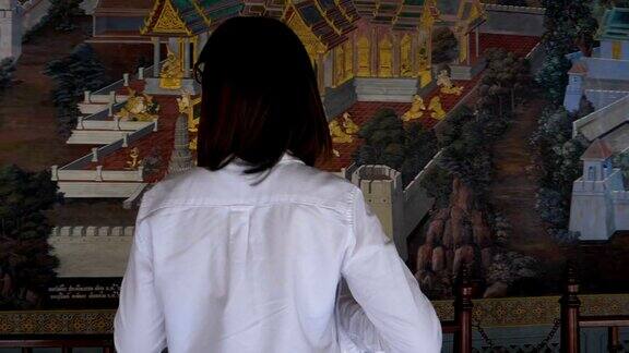 年轻女子在泰国曼谷大皇宫旅游