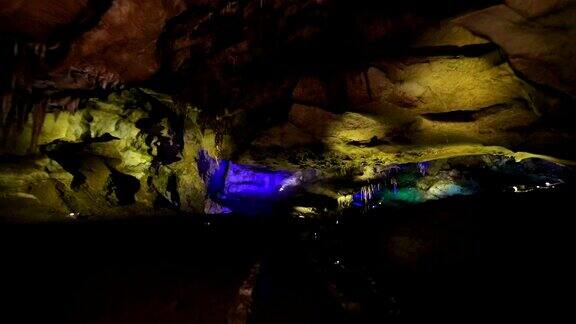 库塔伊西高加索山脉神秘的洞穴五颜六色的灯