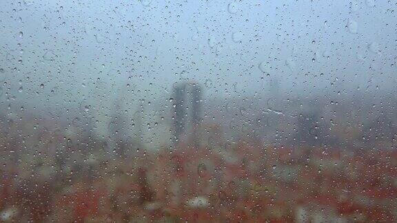 雨中的城市-雨滴在窗口-城市的背景