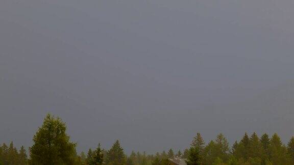 在蒙大拿州的克兰斯全景山与高达4505米的Weisshorn和即将到来的风暴云和雨