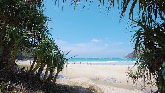 热带夏季的人们在大海和蓝天的沙滩上放松旅行的背景普吉岛泰国