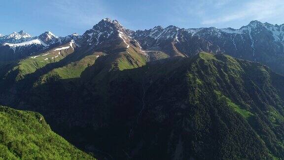 史诗空中近距离拍摄美丽的山峰与雪峰