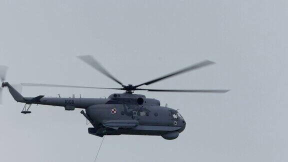 MI-14P?直升机在航展上展示救援行动