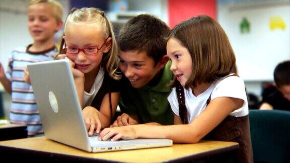 小学生看笔记本电脑
