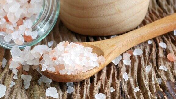 海盐和喜马拉雅旧木桌上的盐晶体
