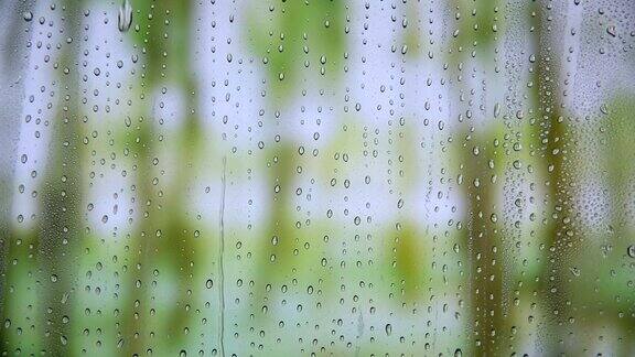 雨滴落在玻璃上