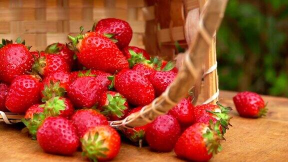 一个篮子里的新鲜草莓的特写