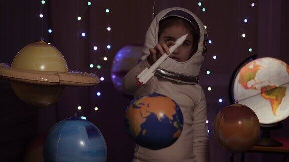 太空旅行的飞船创意小女孩宇航员从太空港发射火箭穿越行星孩子梦想家玩太空火箭在行星间飞行宇航员幻想在宇宙飞船上飞行