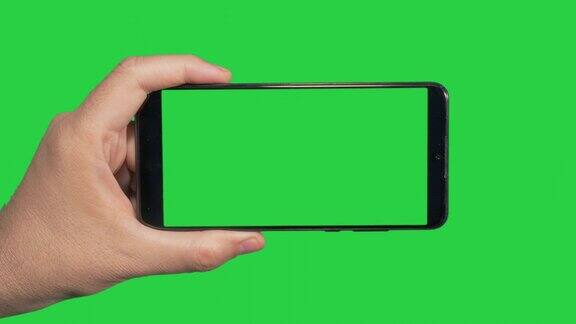 手持绿色屏幕手机
