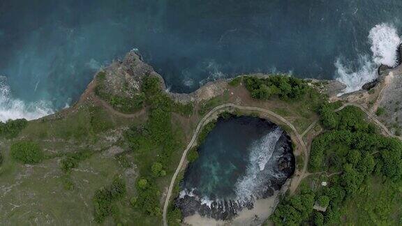 在印度尼西亚巴厘岛附近的努沙佩尼达岛的破碎海滩无人机拍摄了全高清