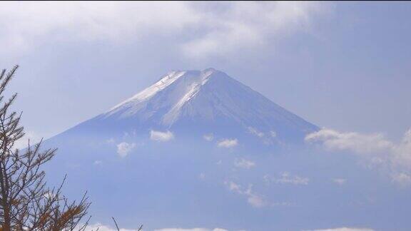 富士山覆盖着一层新雪