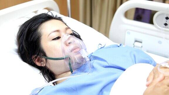 妈妈在分娩后面罩氧气