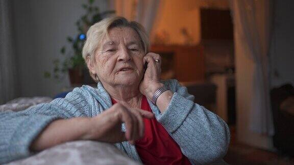 可爱的奶奶和她在国外的家人通电话