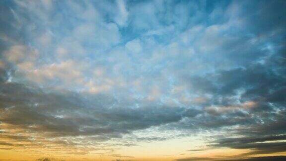日落时蓝色天空上快速移动的云朵
