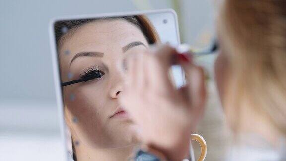 美容护理女人在镜子前化妆