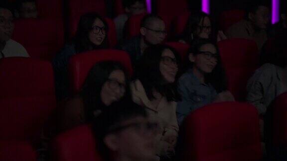 亚洲华人观众在电影院观看3D电影戴上3D眼镜欣赏演出