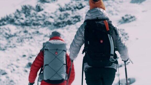 冬天的山探险小径上的年轻夫妇